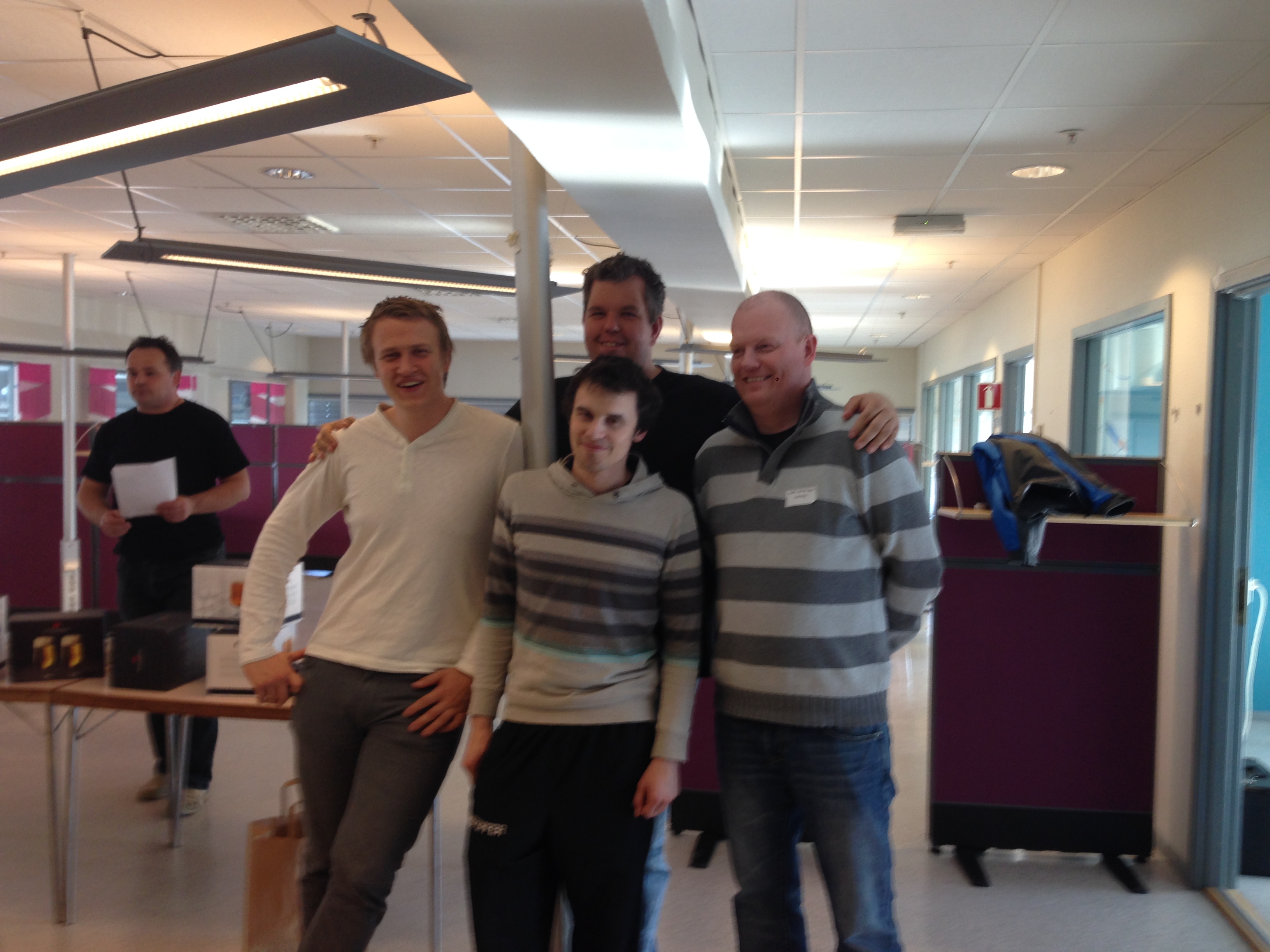 Her er vinnerne i pulje A - Tor Eivind, Kristoffer, J&oslash;rn Arild og Ragnar - med regnskapssjef Holmen i bakgrunnen
